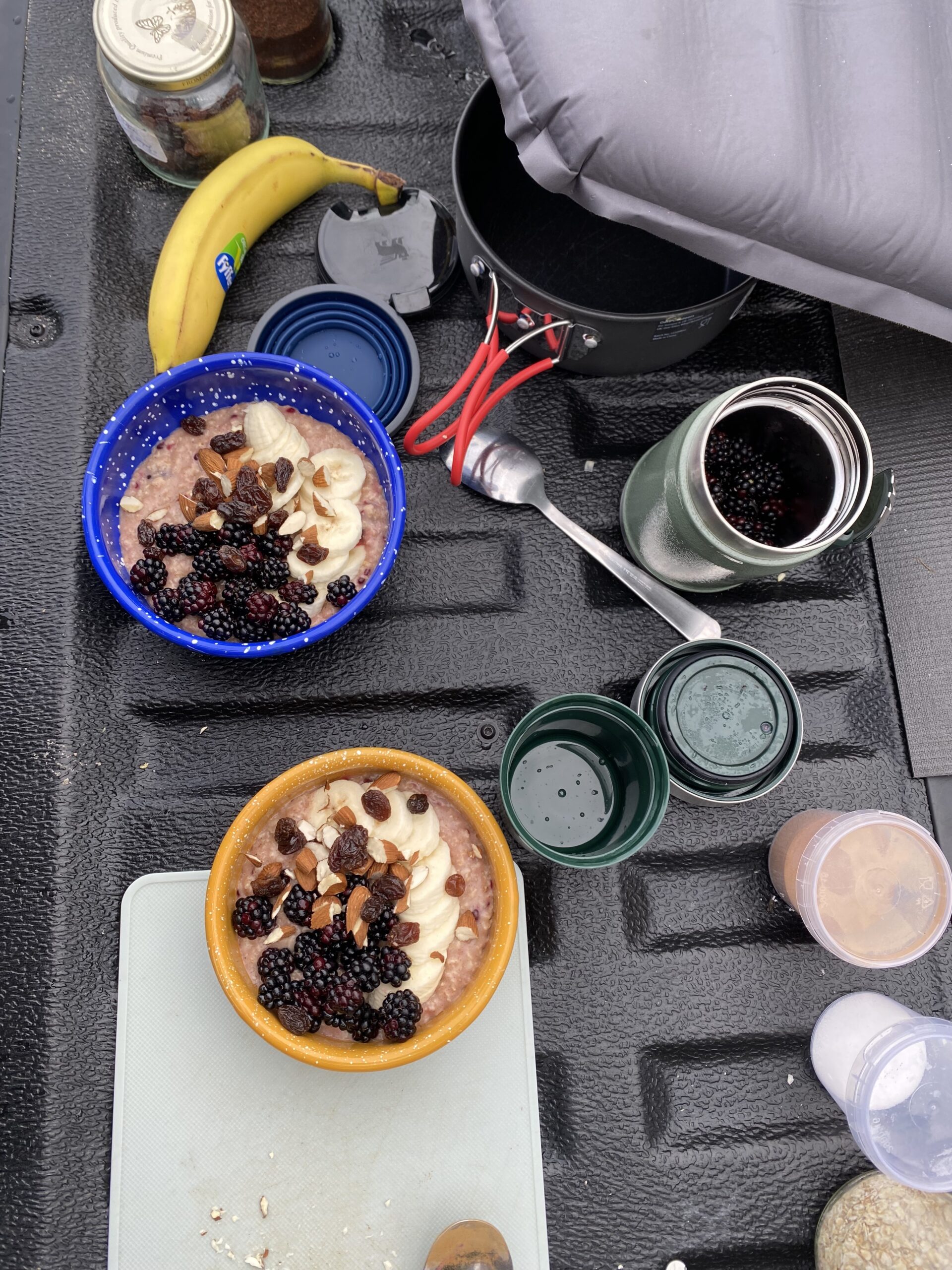 havregroed-paa-trangia-brombaer-banan-rosiner-mandler-peanut-butter