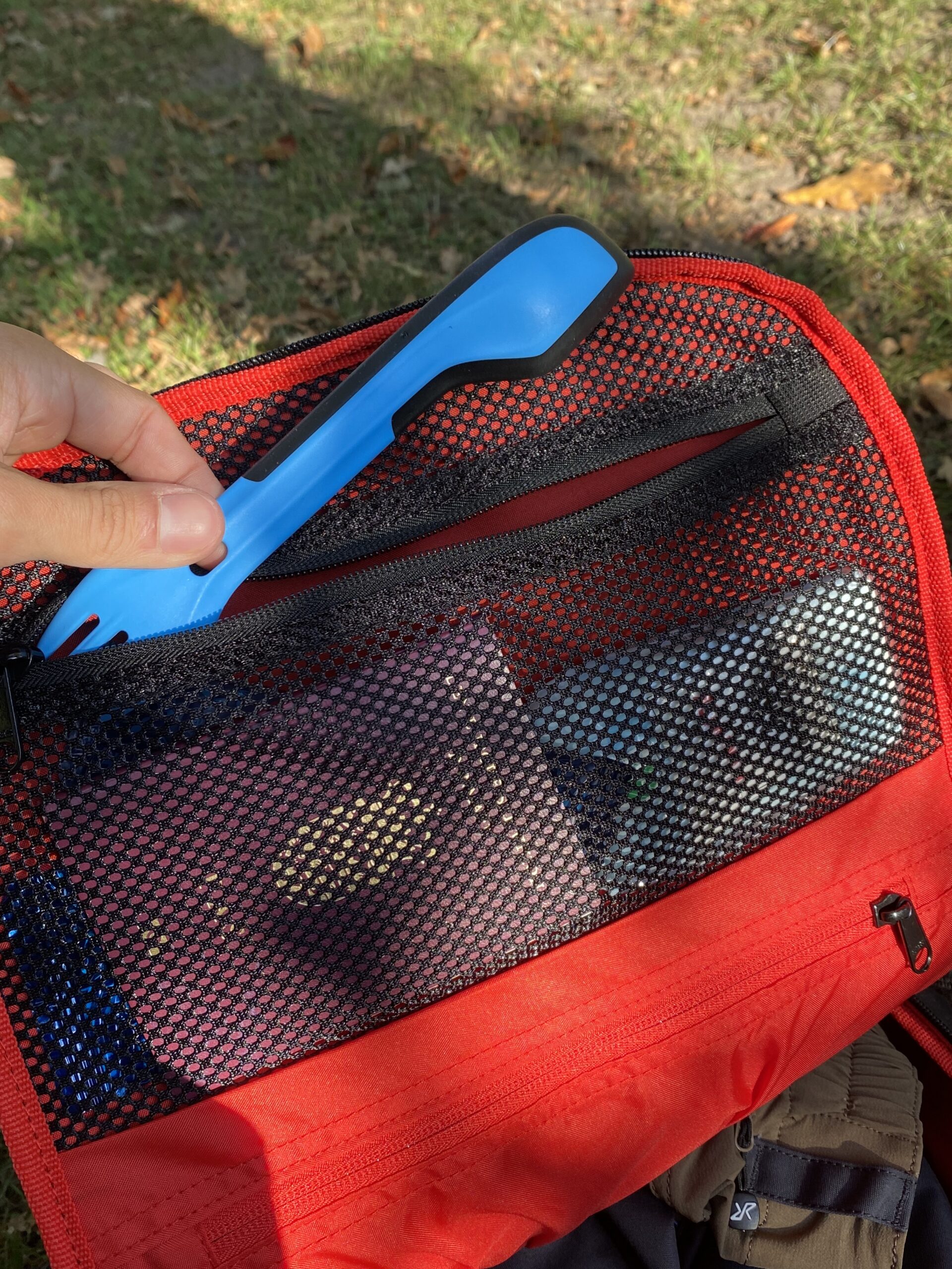 revolutionrace-explor-rygsaek-30l-anthracite-lommer