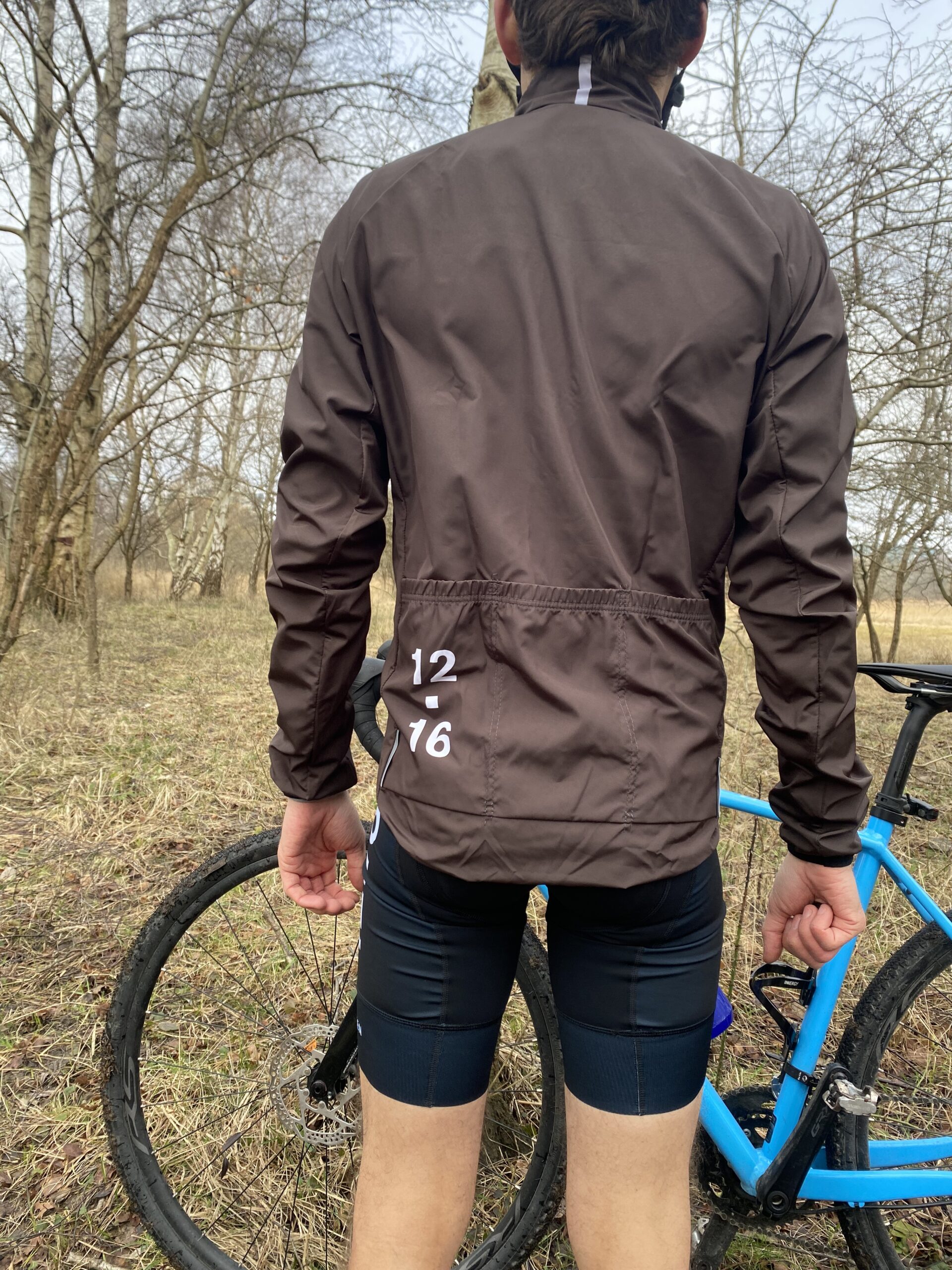 twelvesixteen-cykel-vindjakke-unik-microfiber-201-moerkebrun-bagfra