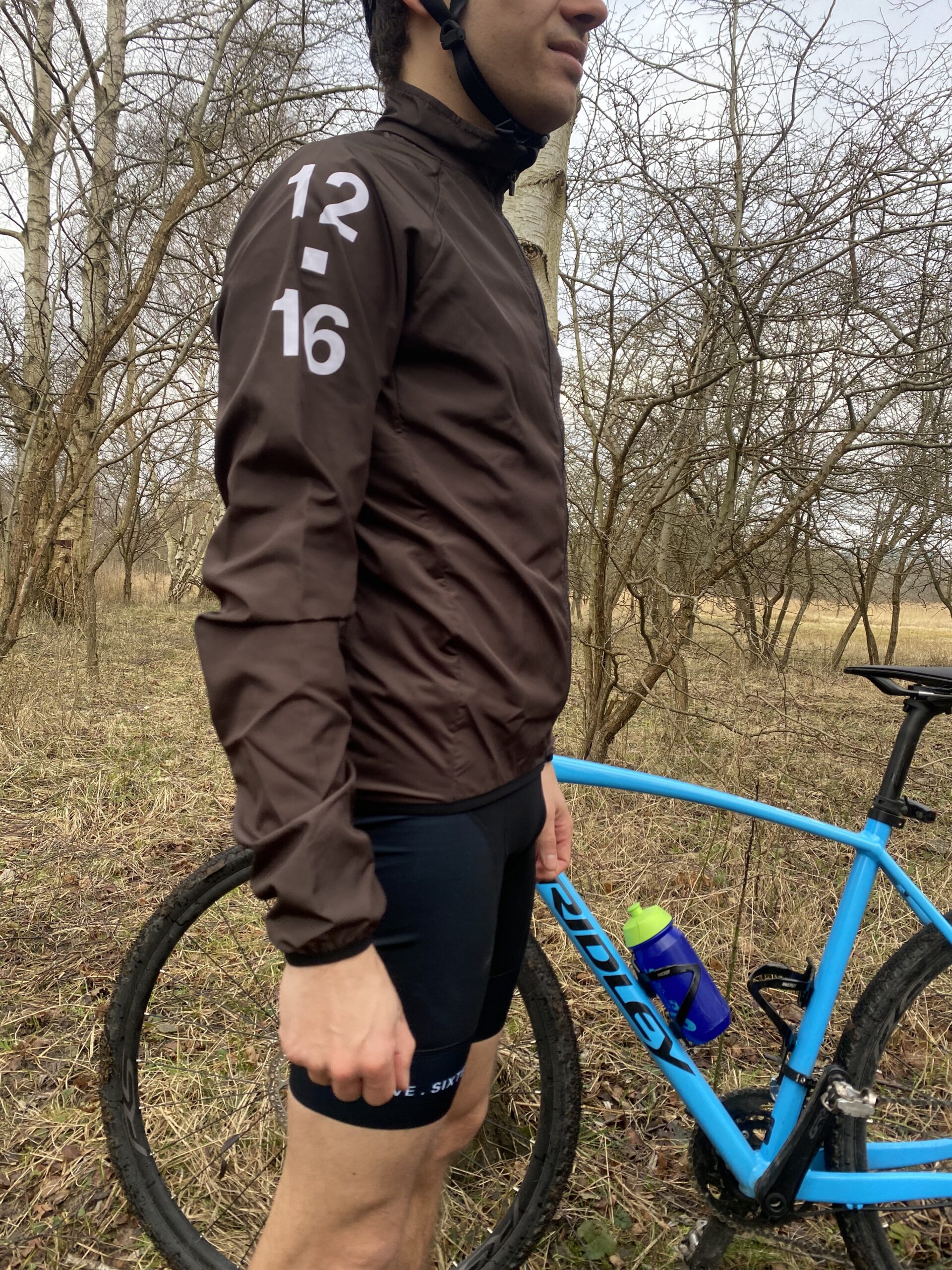 twelvesixteen-cykel-vindjakke-unik-microfiber-201-moerkebrun-logo