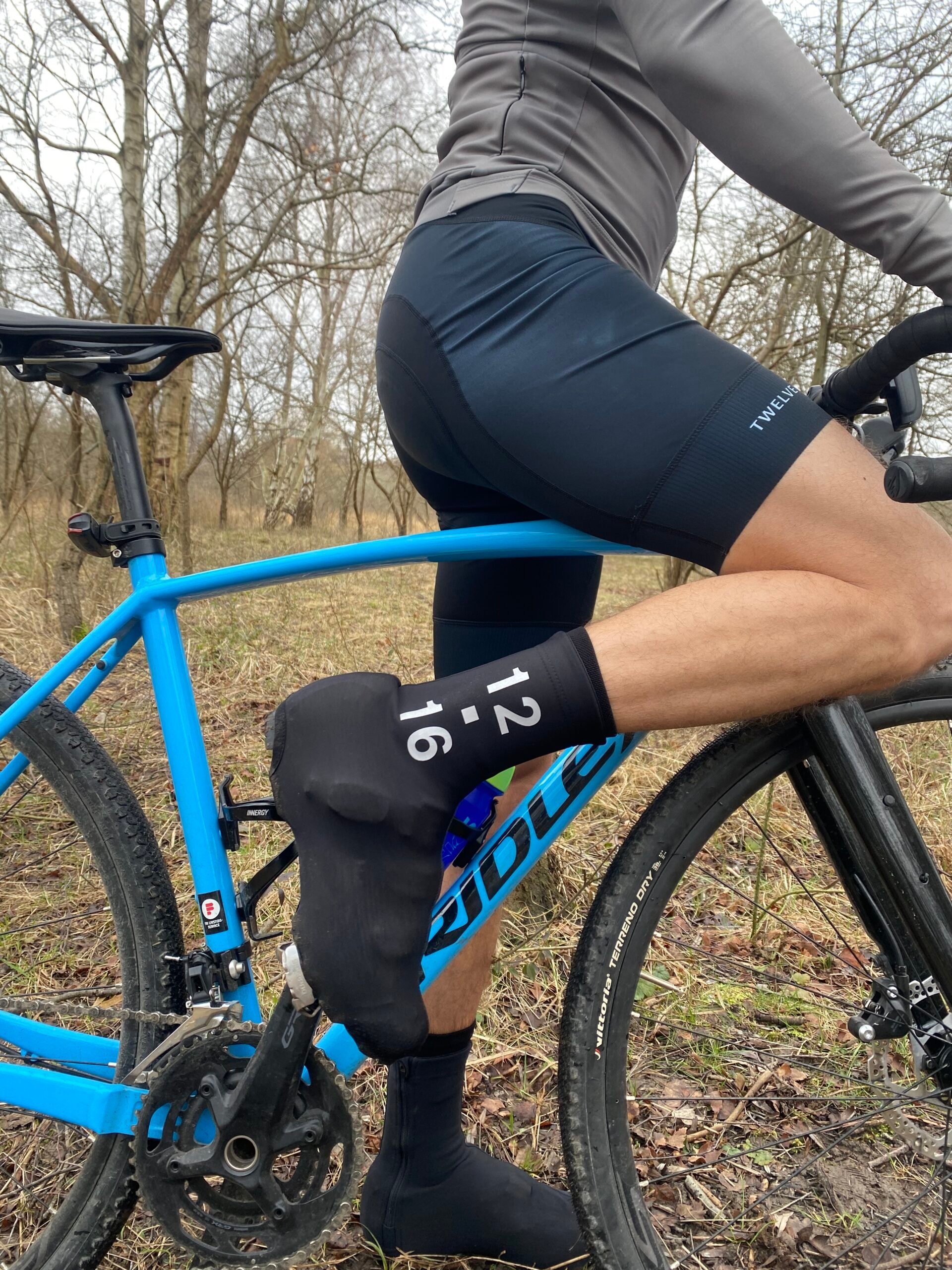 twelvesixteen-cykelbukser-sky-pro-sorte-203-recycled-fabrics-04