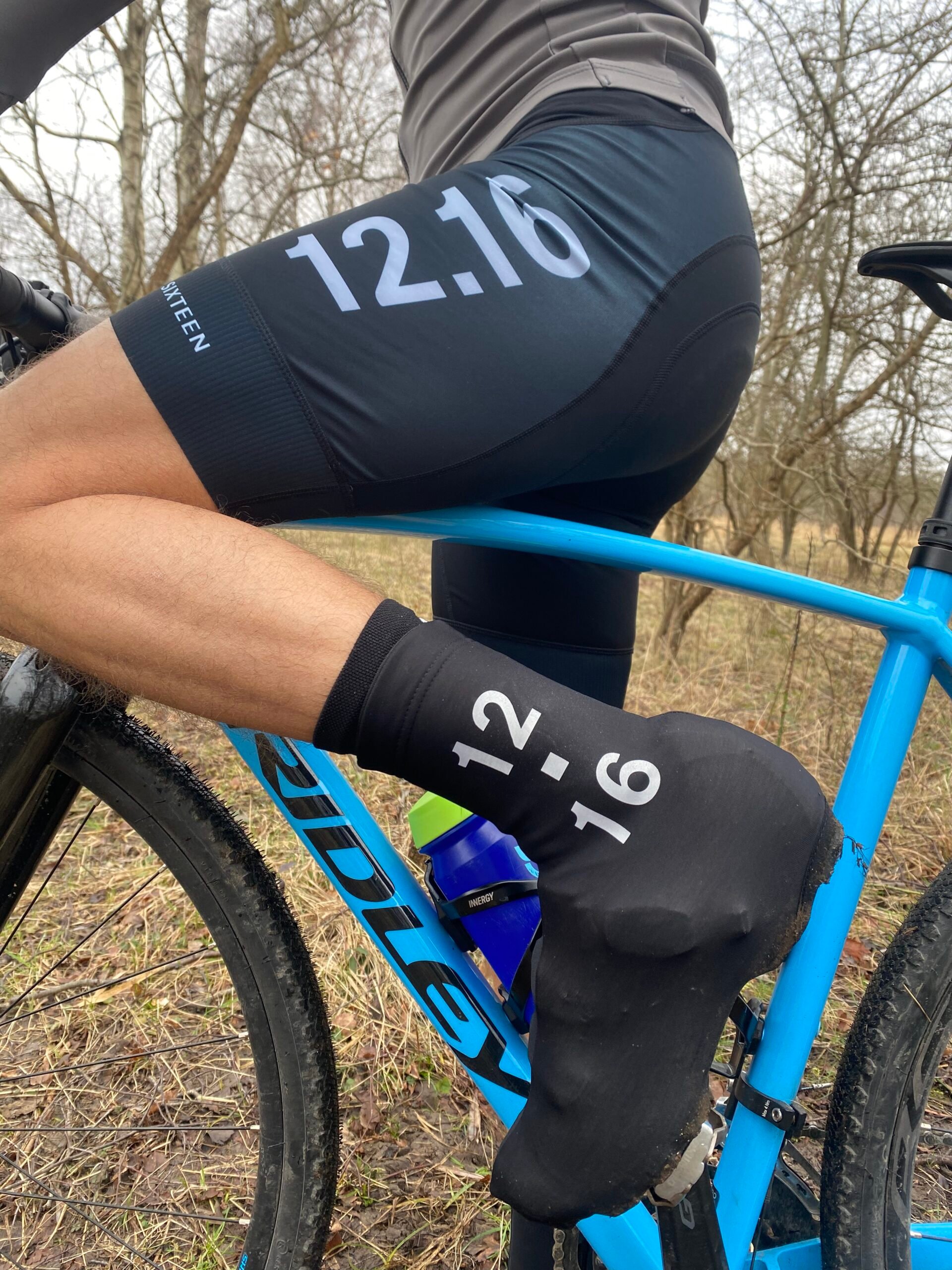 twelvesixteen-cykelbukser-sky-pro-sorte-203-recycled-fabrics-og-skoovertraek