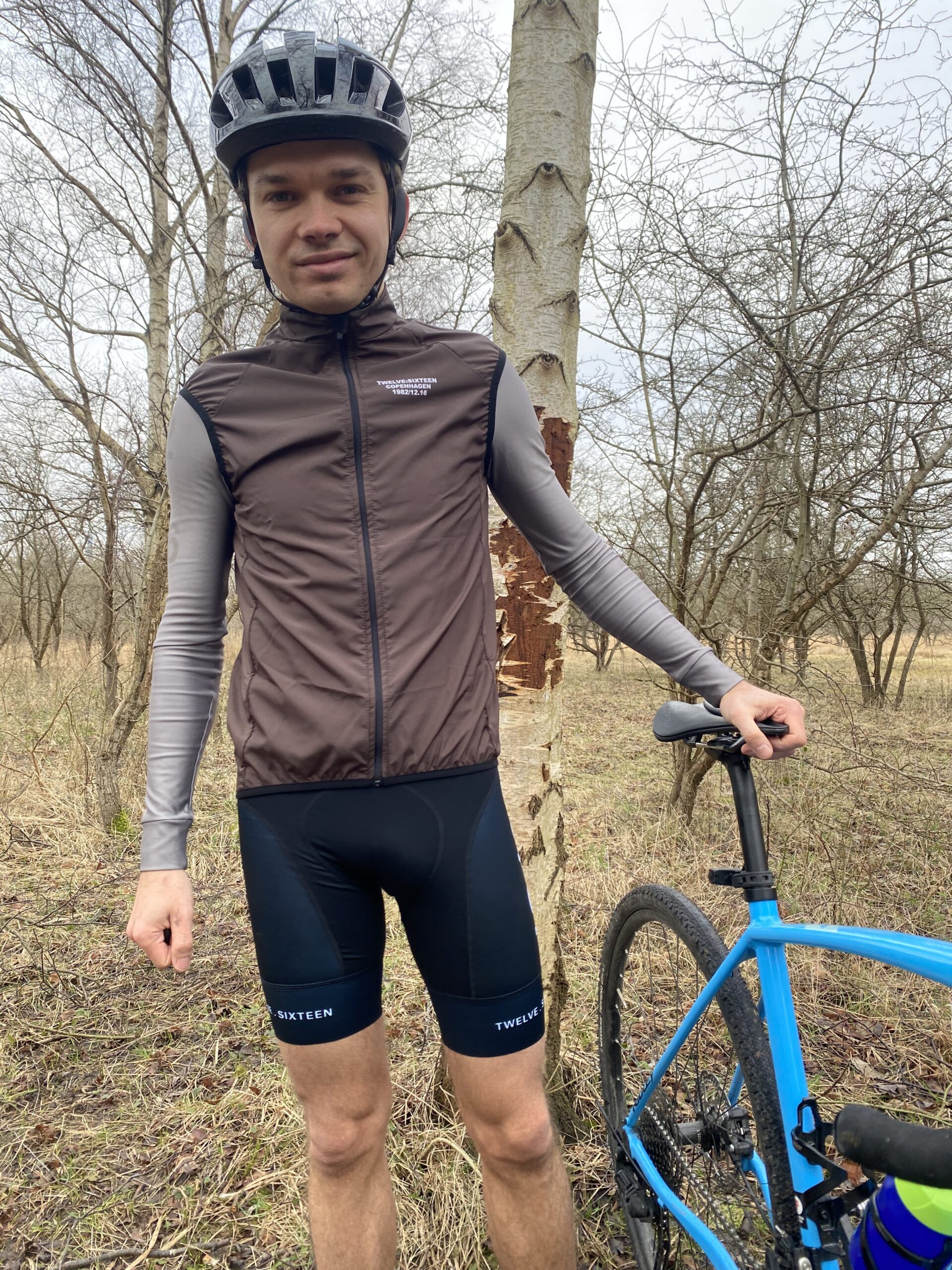twelvesixteen-cykelvest-unik-microfiber-201-moerkebrun-01