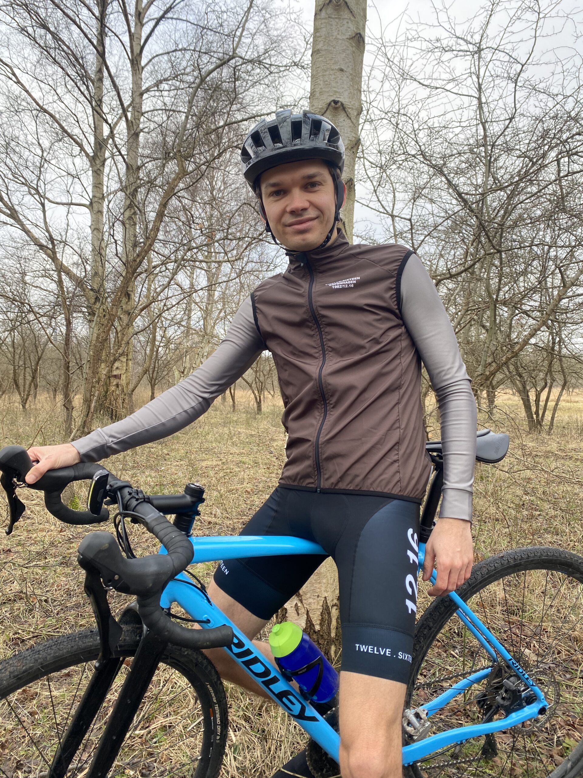twelvesixteen-cykelvest-unik-microfiber-201-moerkebrun-ridley-gravel-cykel