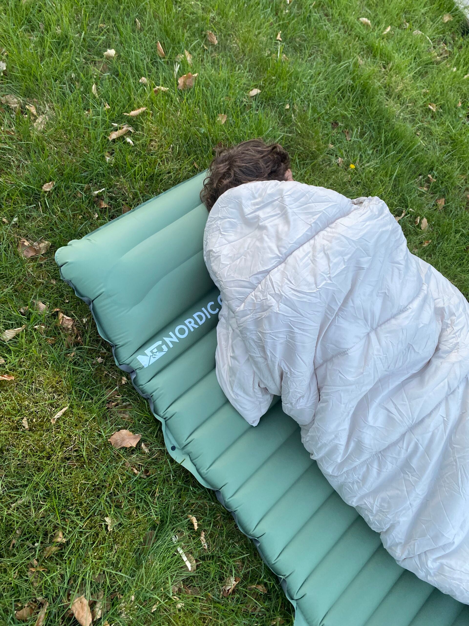 nordic-gear-luftmadras-sovepose-01