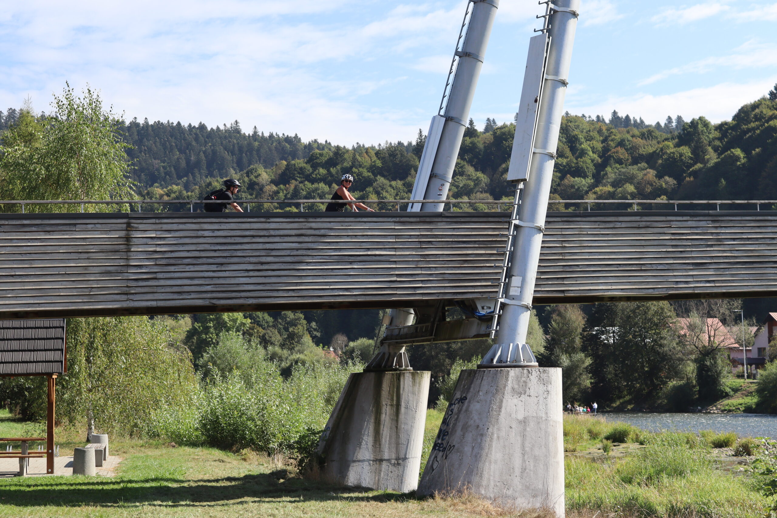 cerveny-klastor-paa-cykel