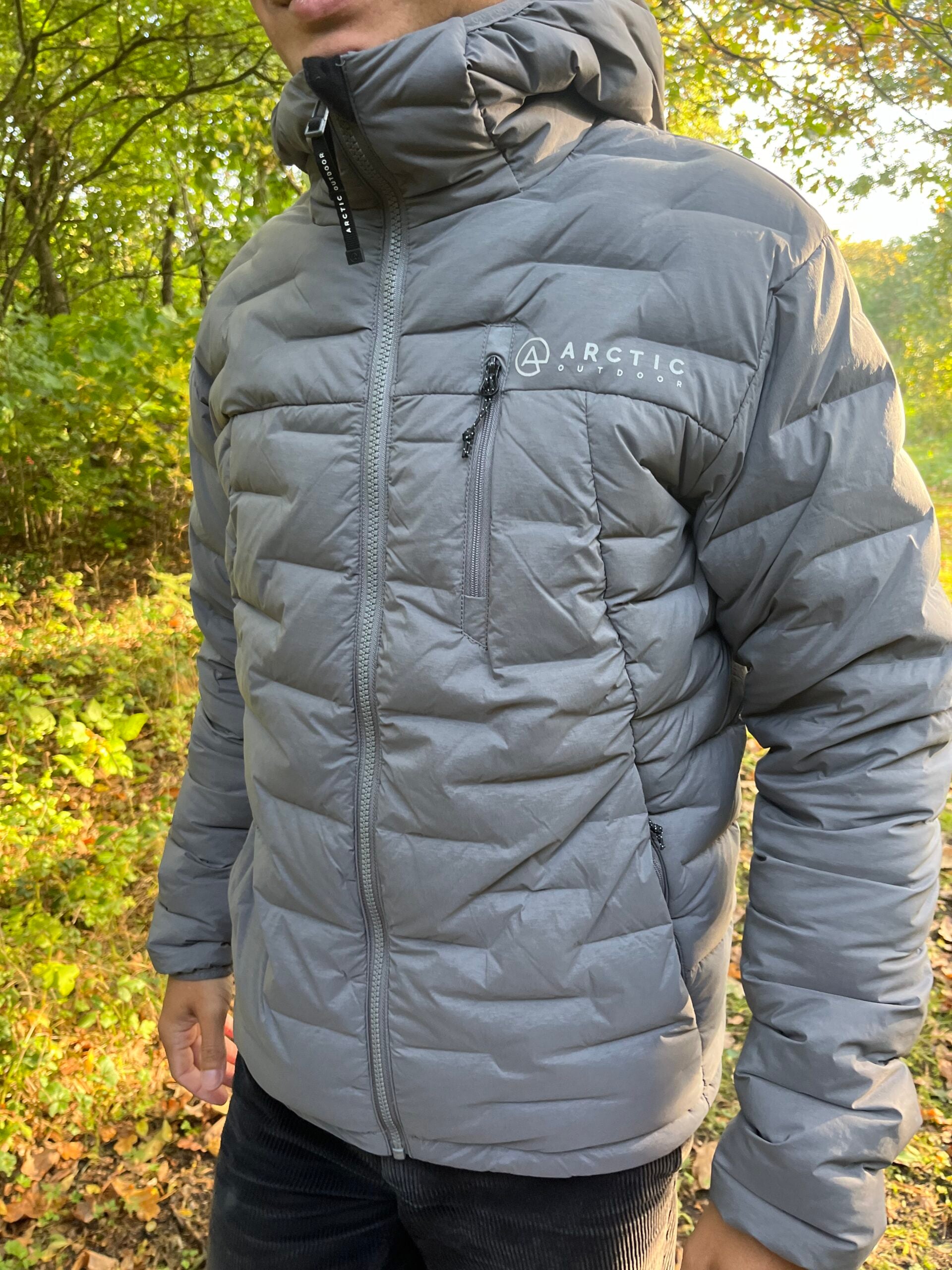 arctic-outdoor-vadehavet-dunjakke-mand-climbing-grey-christian