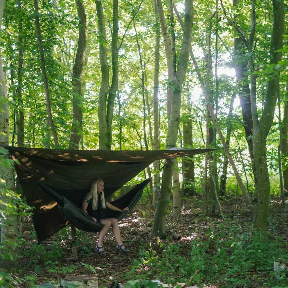 nordic-gear-tarp-med-kvinde-i