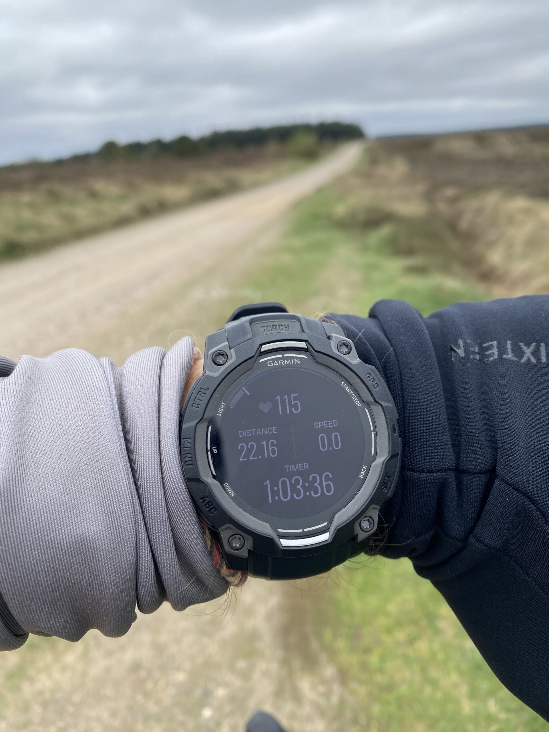 garmin-instinct-3-paa-cykel-en-kold-dag-01