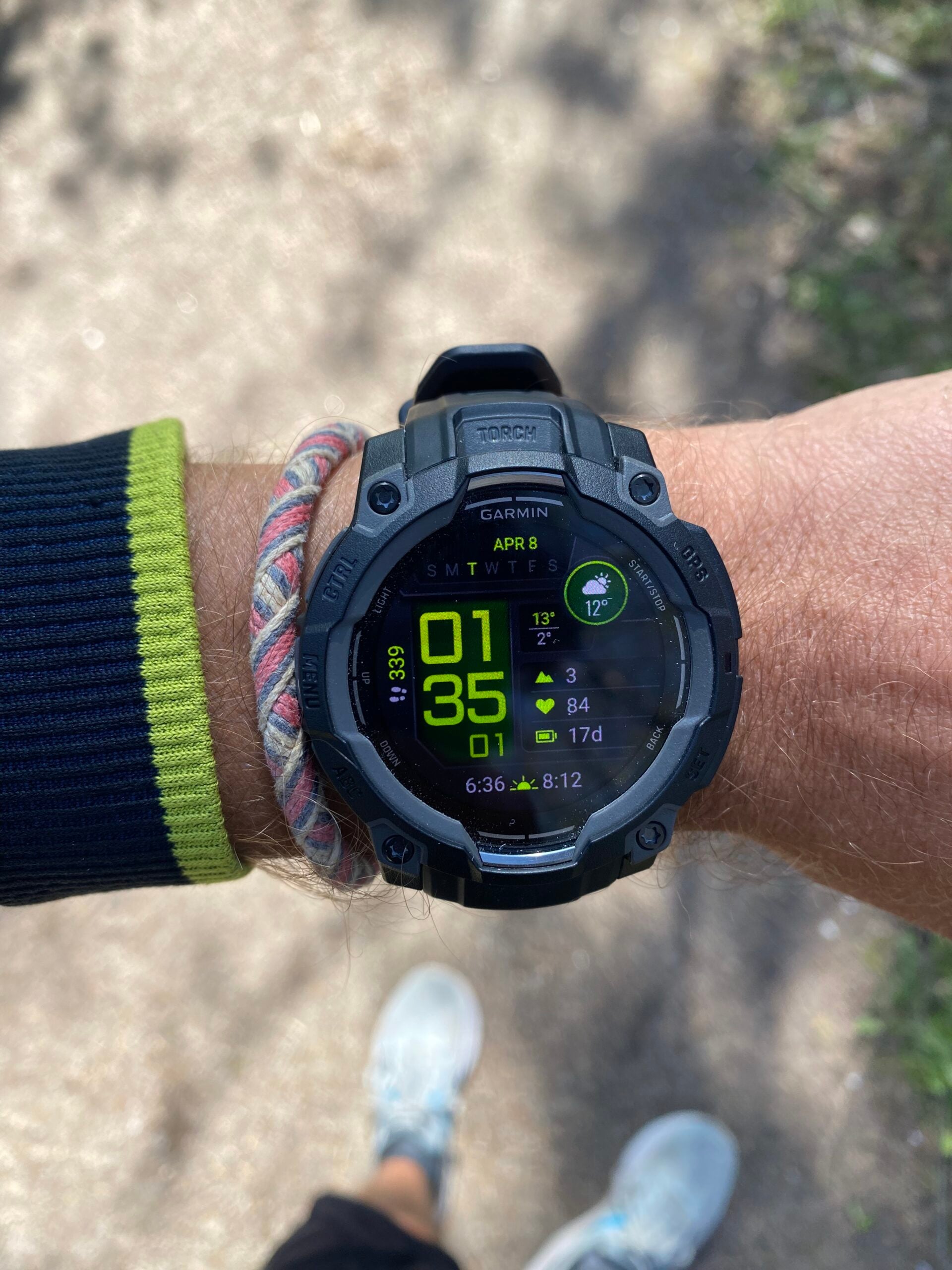 garmin-instinct-3-amoled-45-mm-paa-haandled-01