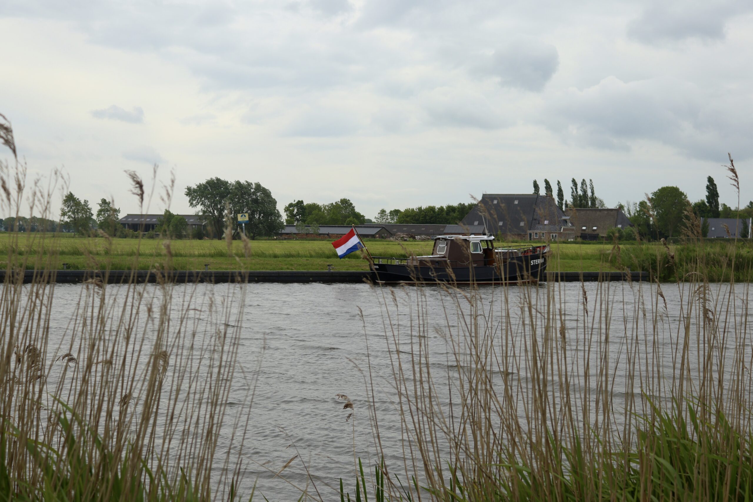 baad-i-leeuwarden-holland-paa-kanal
