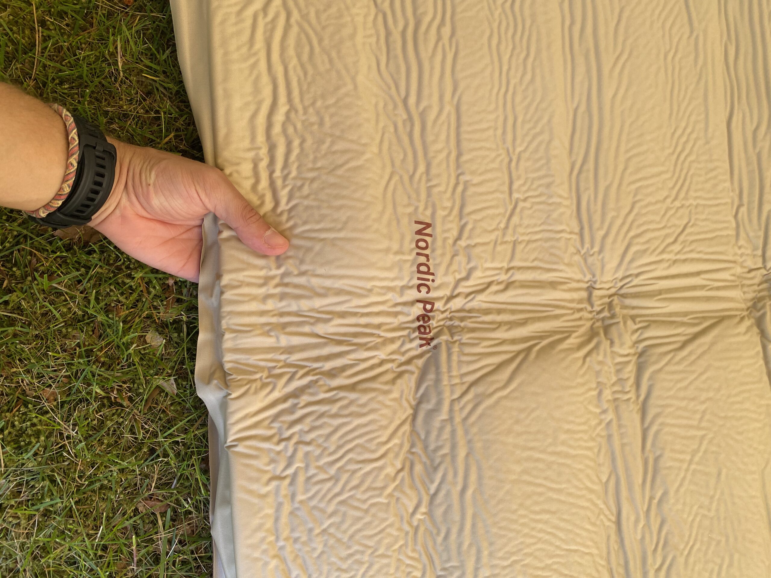 nordic-peak-selvoppustelig-liggeunderlag-dobbelt-deluxe-10-cm-logo