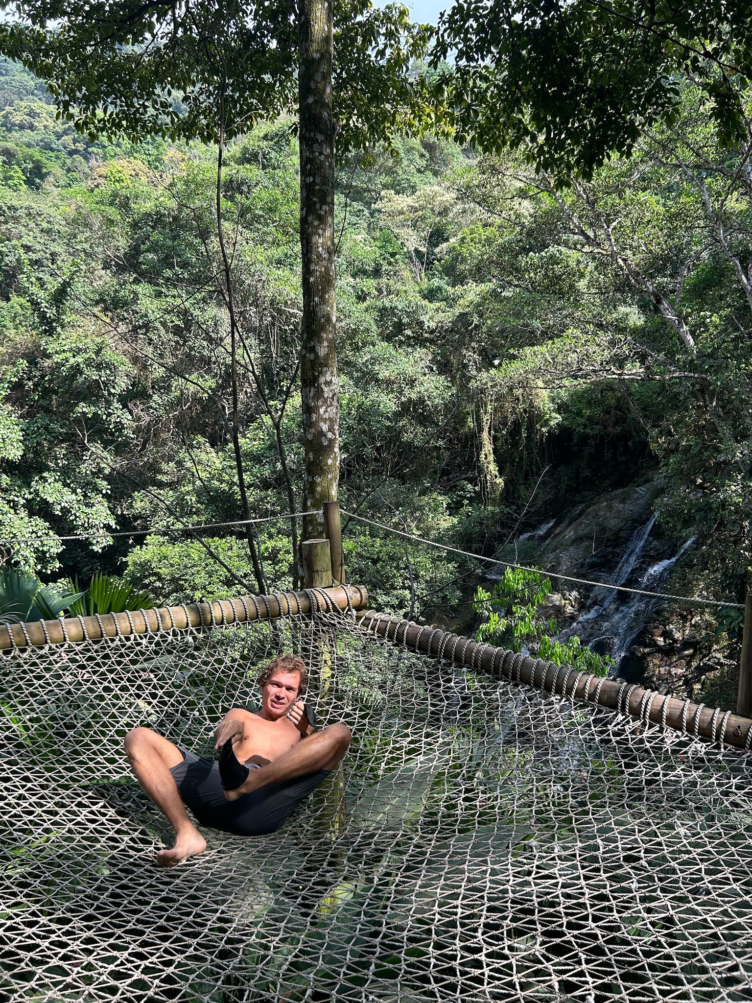 christian-i-net-ved-marinka-waterfalls-minca-colombia