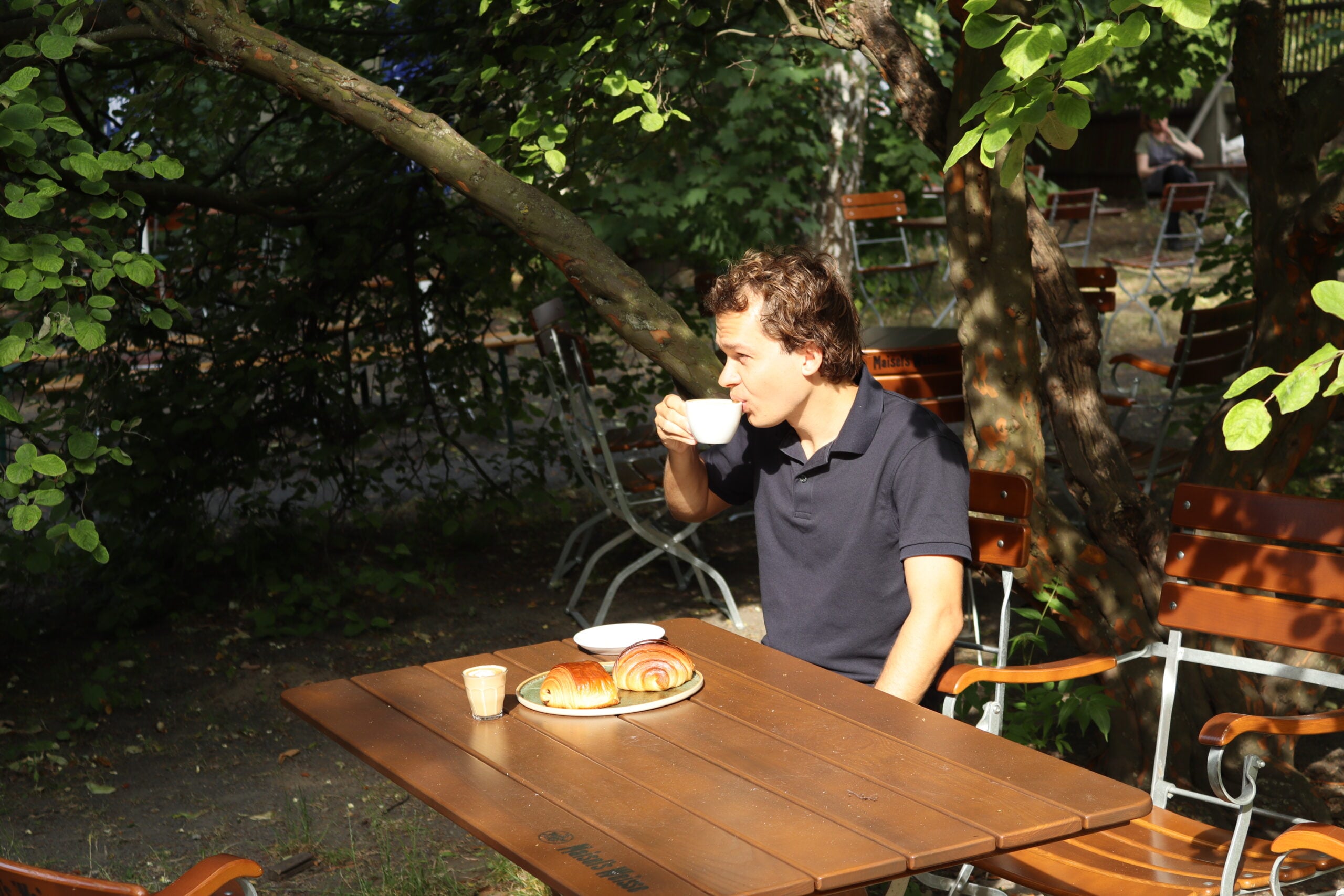 christian-drikker-kaffe-ude-foran-bakery-nourish