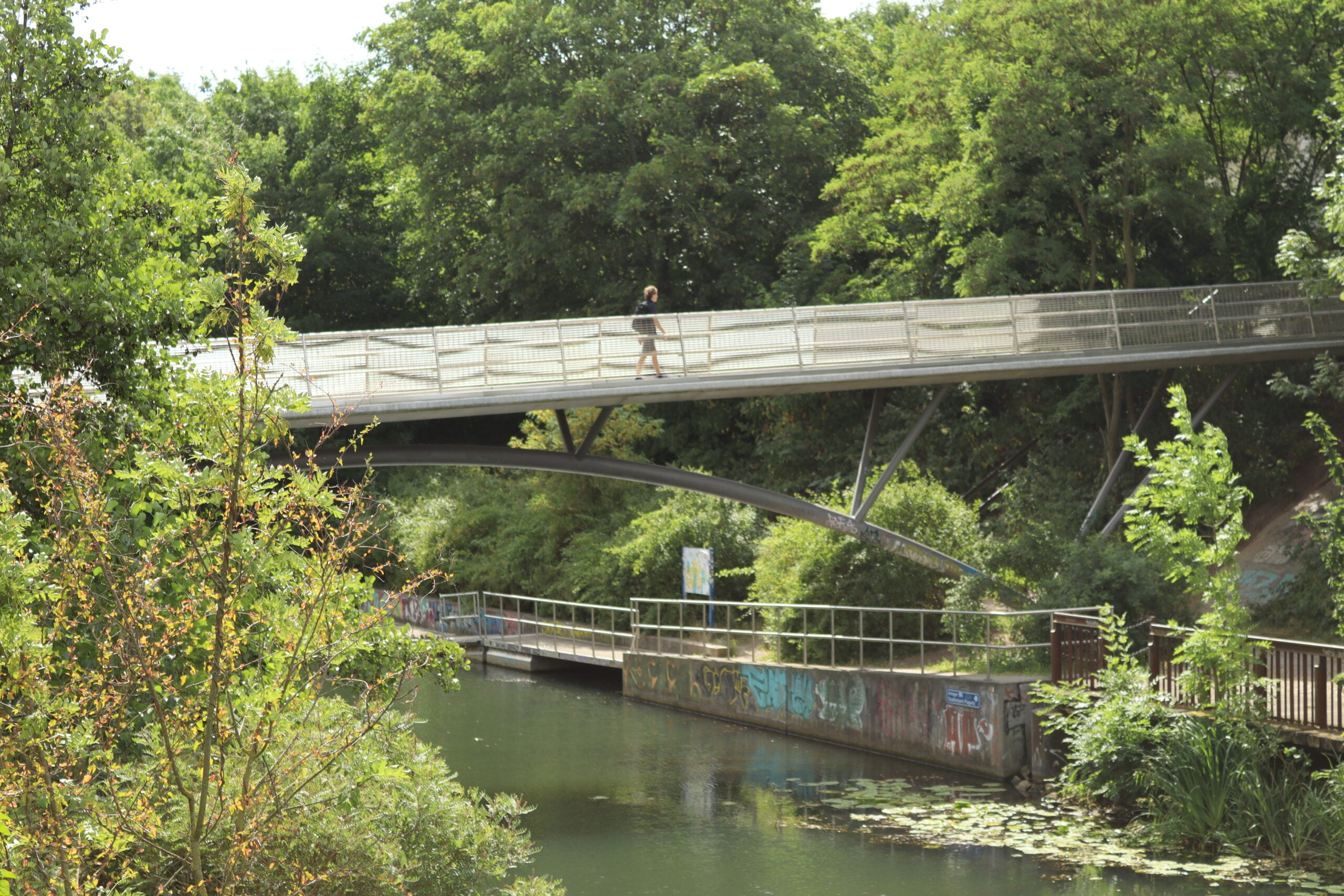 Christian Thomsen går på bro ved Karl Heine Kanal