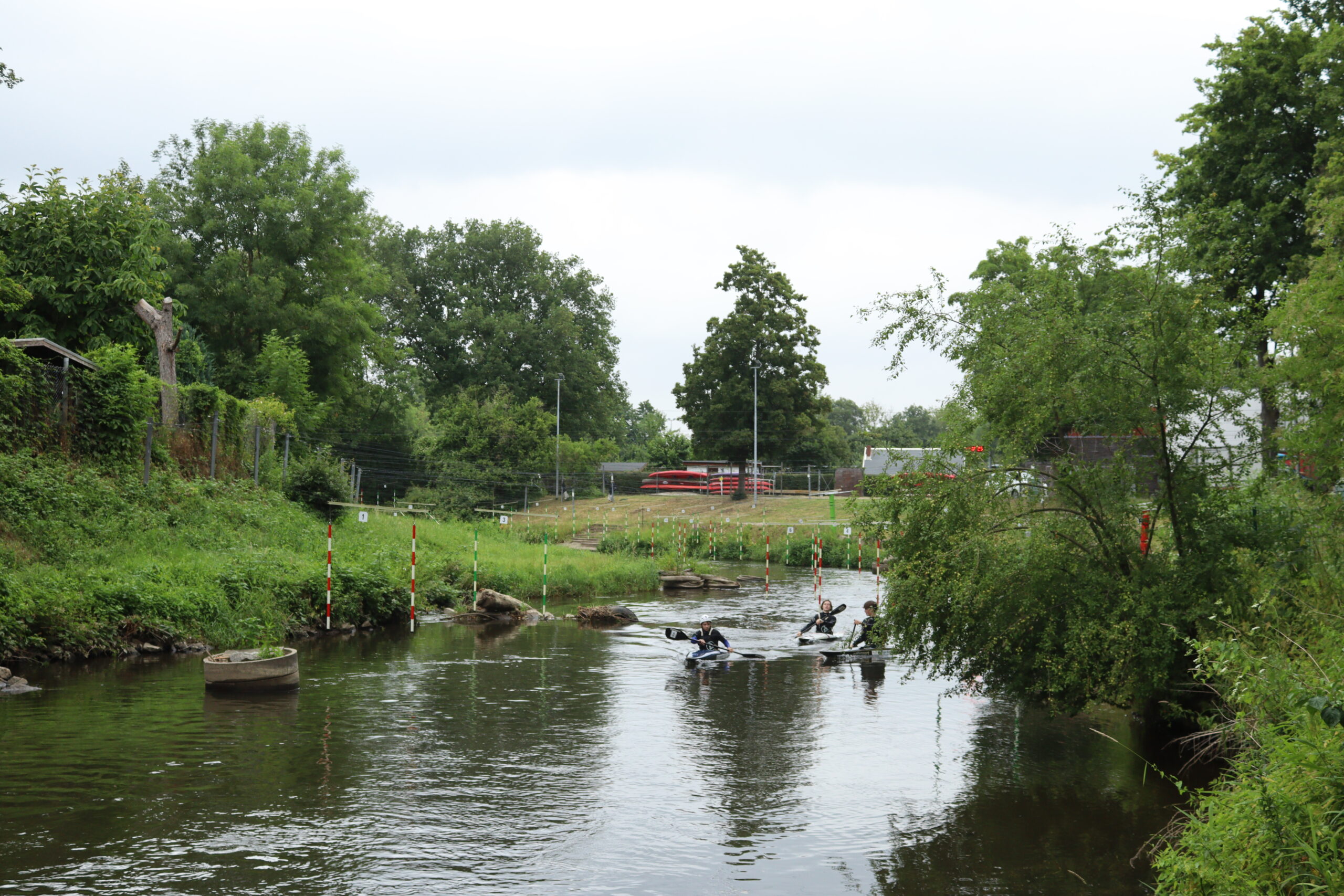 drenge-der-roer-i-kajak