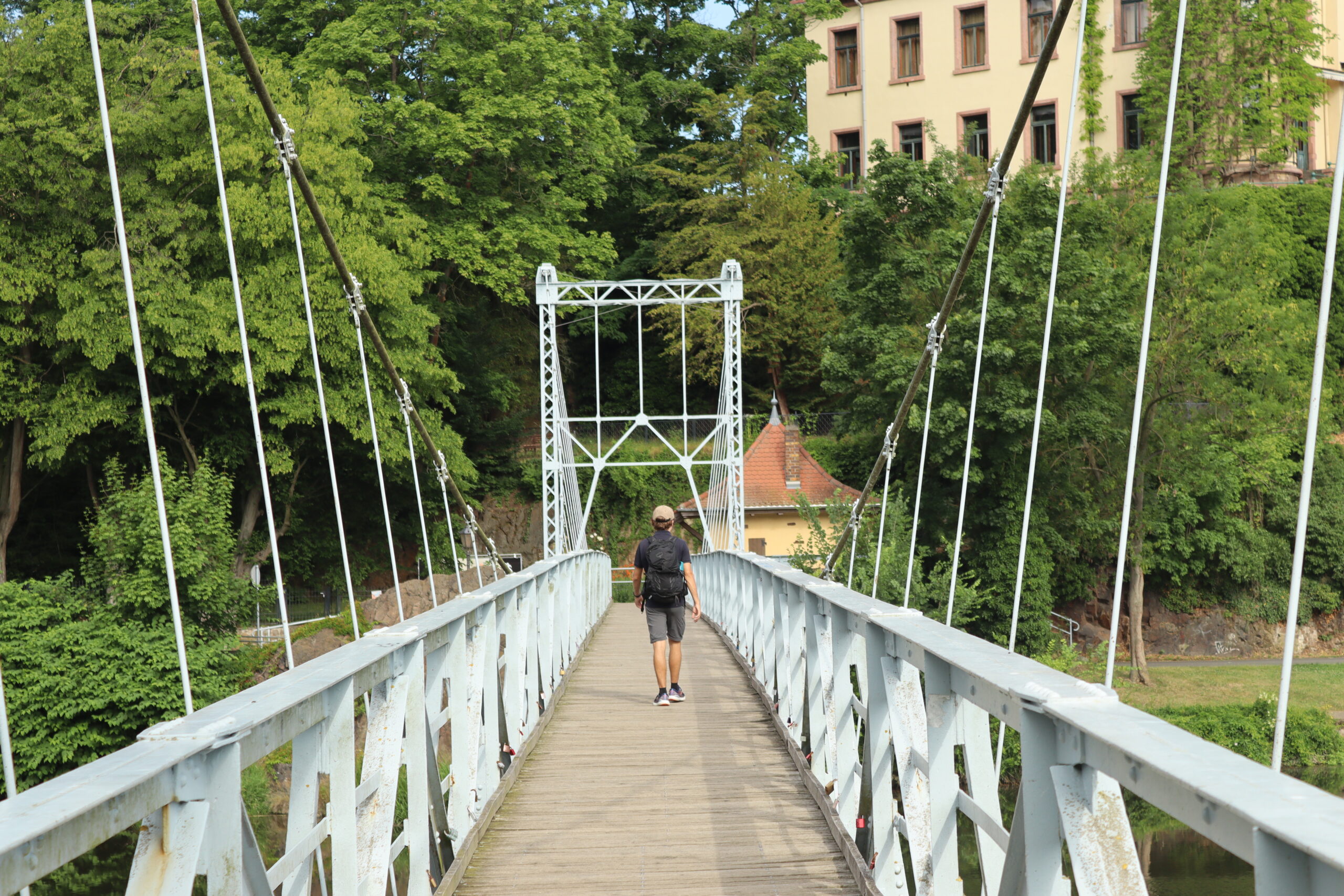 grimma-til-urlaubsdorf-hofgen-friluftsfreak-vandrer-paa-traebro-01