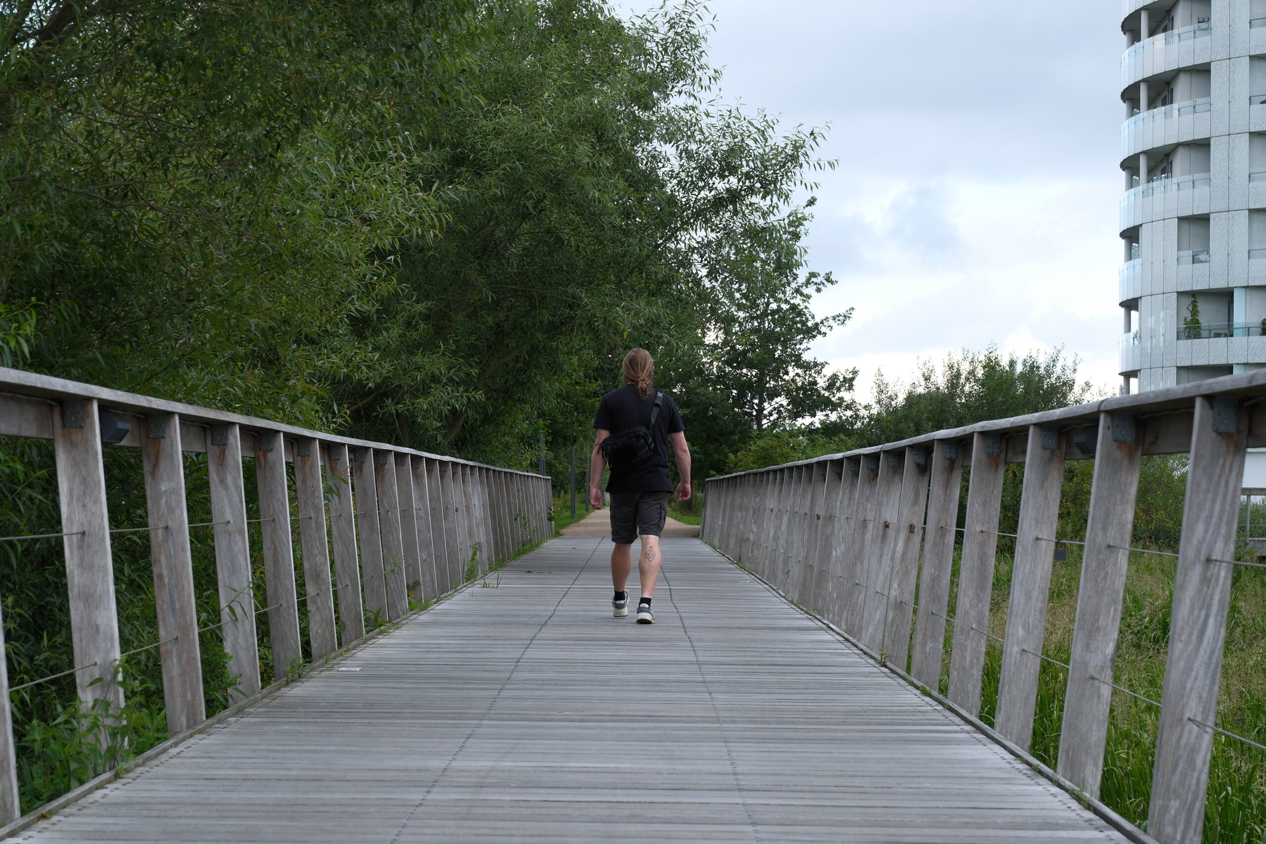 aadals-etapen-bro-i-byen-vejle-og-jonas-der-gaar-01