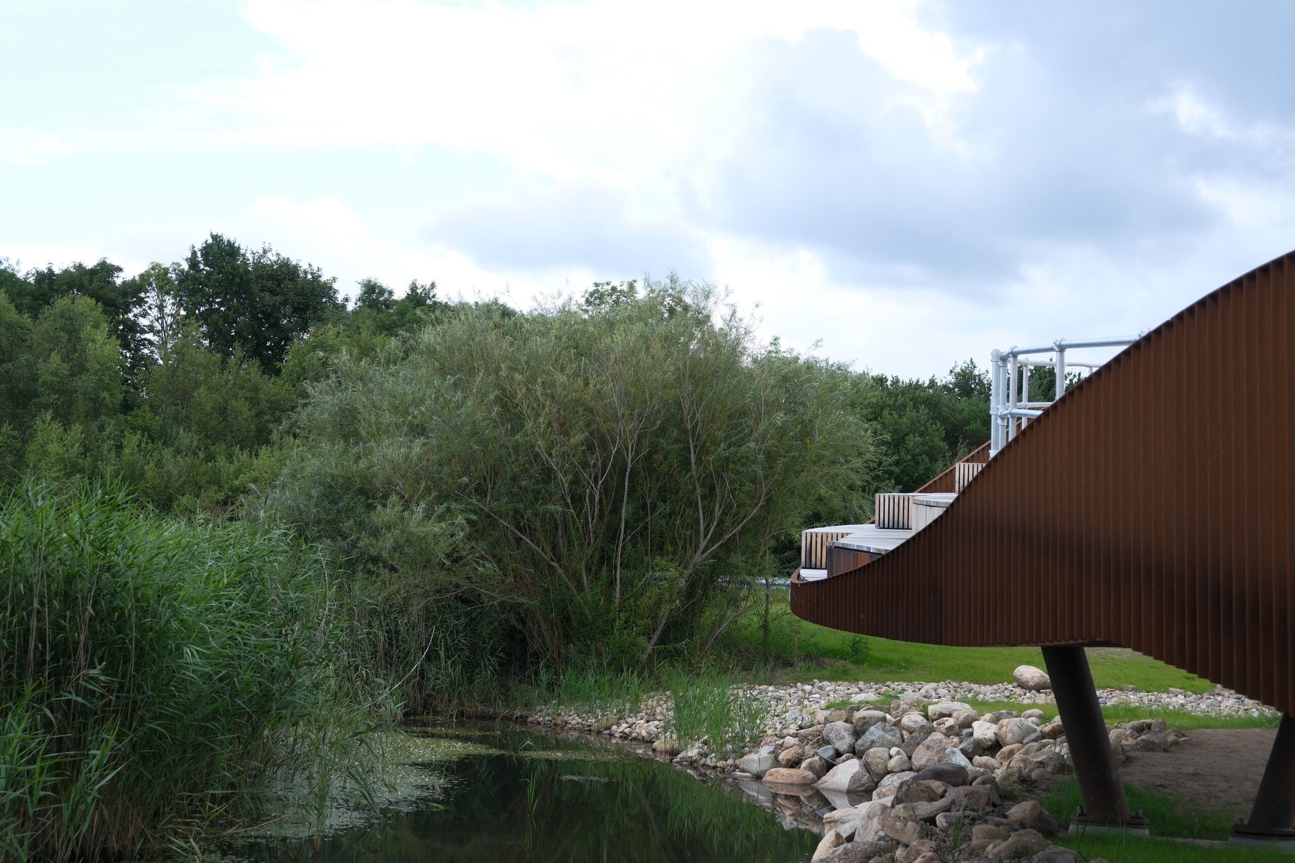 broen-til-kongens-kaer-i-vejle-med-siddepladser