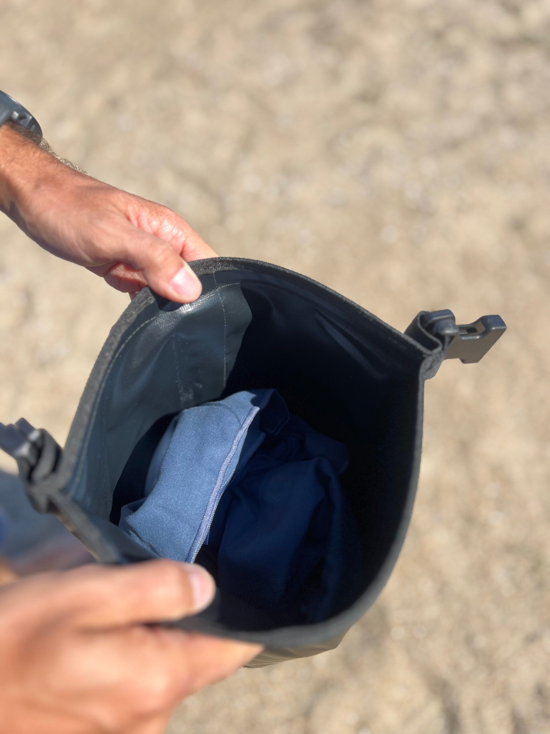 SURFMORE Drybag i sort med plads til udstyr og tilbehør