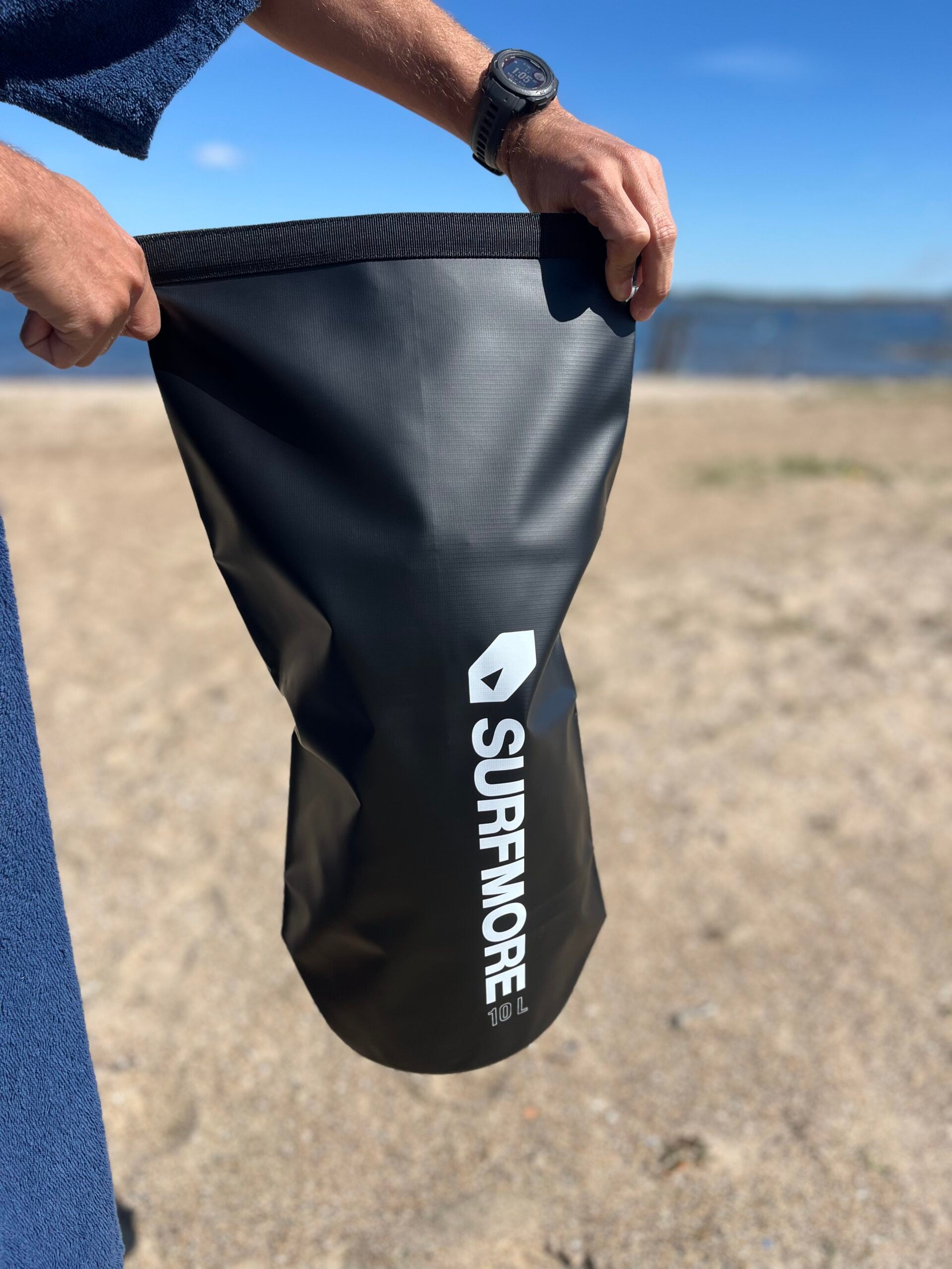 SURFMORE Drybag i sort på stranden