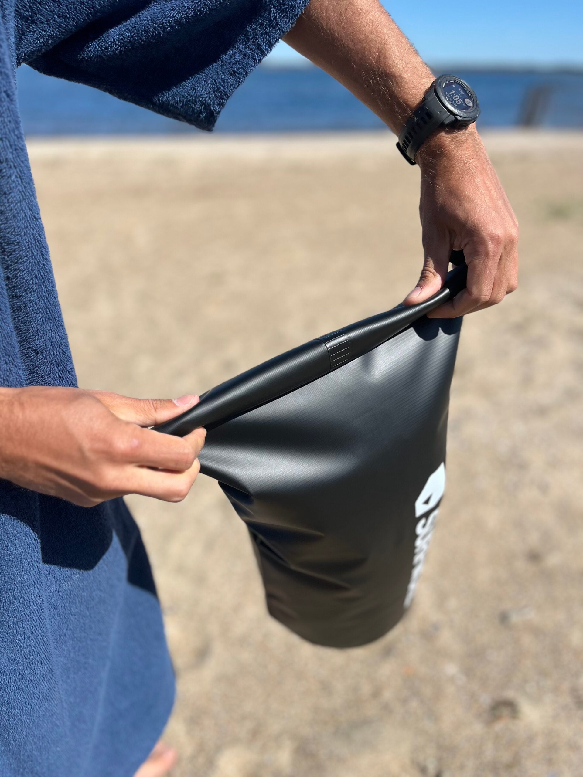 SURFMORE Drybag på stranden