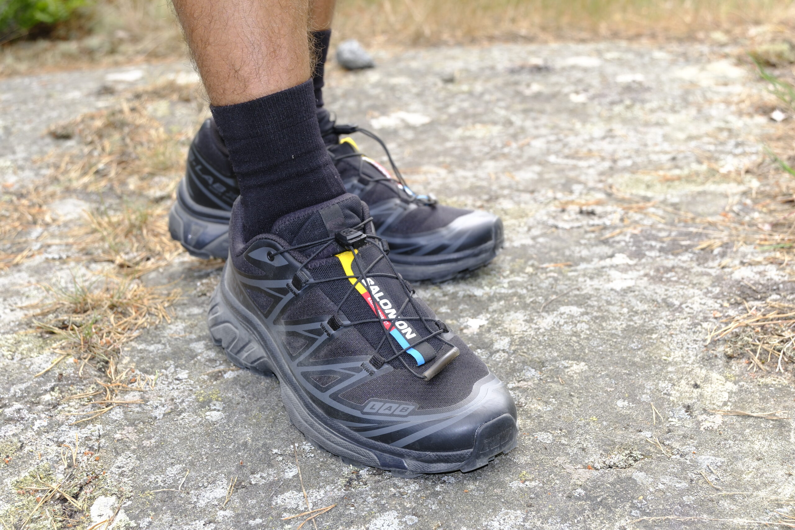 Salomon XT-6 Sorte sneakers on feet
